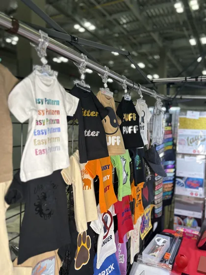 オリジナルデザインの子ども服が並ぶ販売ブース