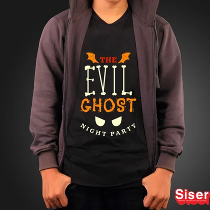 ハロウィンデザインをプリントした黒いTシャツを着た人