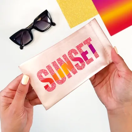 SUNSETの文字をグラデーションシートで圧着したポーチ