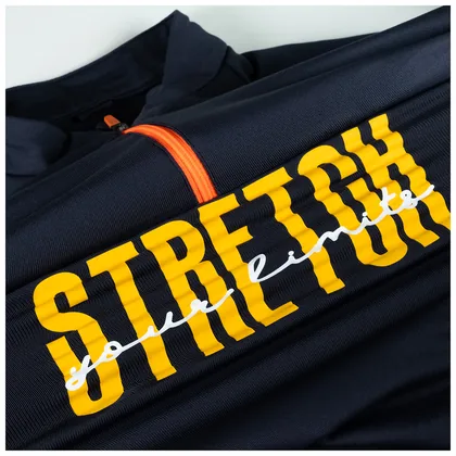 STRETCHの文字を入れたスポーツウェア