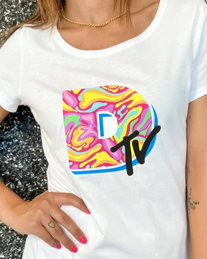 マーブル模様のロゴをプリントした白いTシャツを着た人