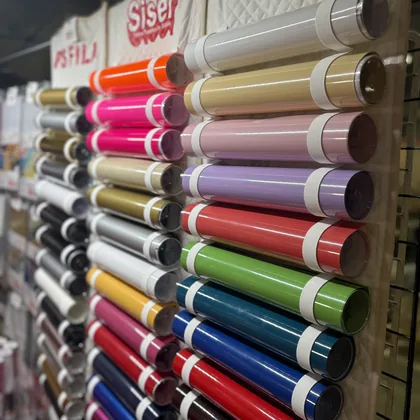 色数豊富なアイロンシートのロールが並ぶ売り場